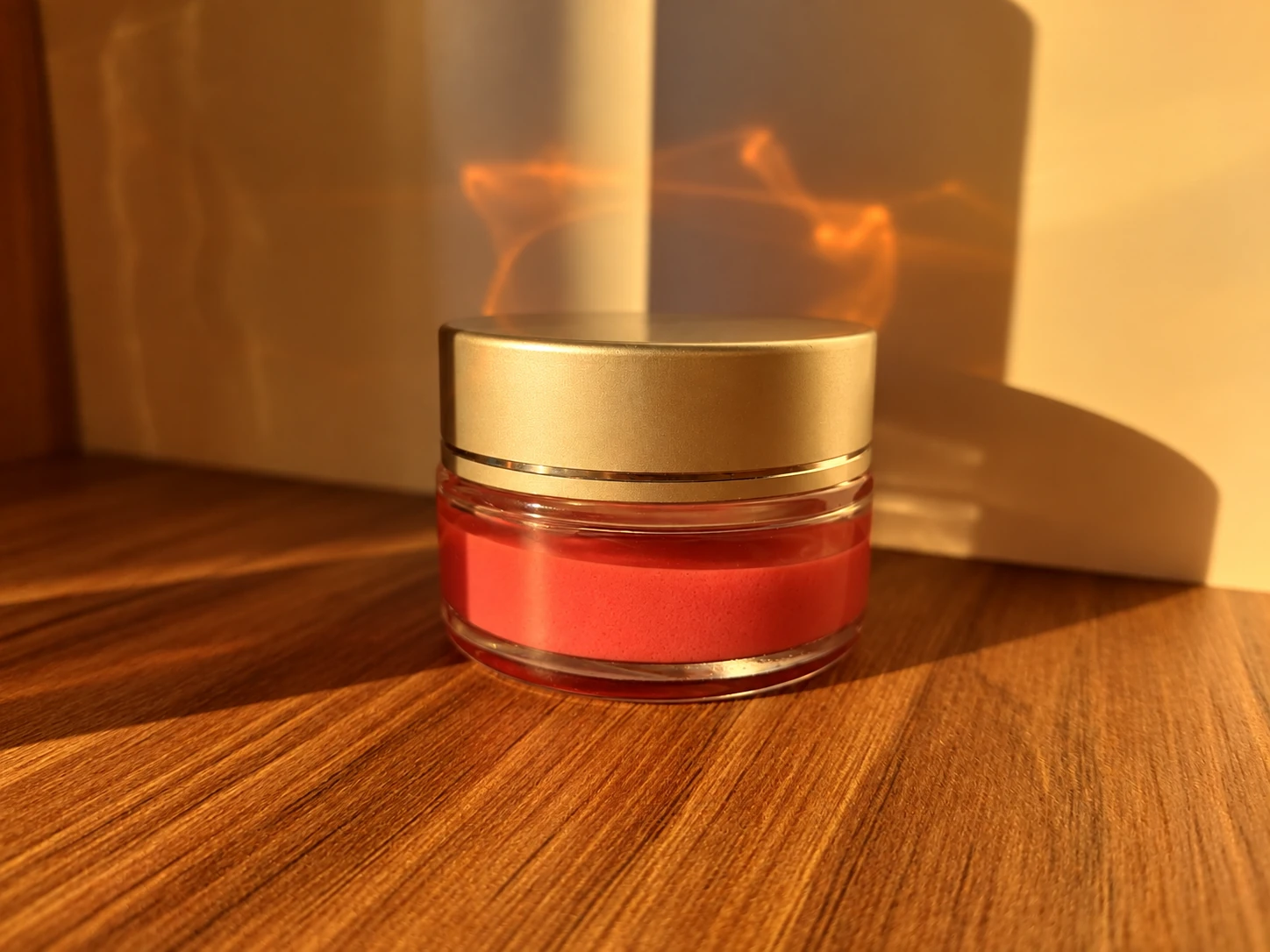 Présentation d’un pot cosmétique rouge et doré, présentation Zinnialife